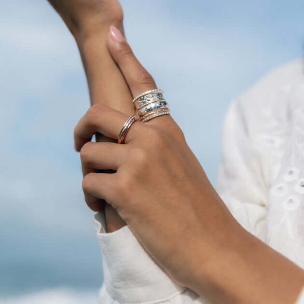 Bague de méditation Namaste – MeditationRings – portée au doigt