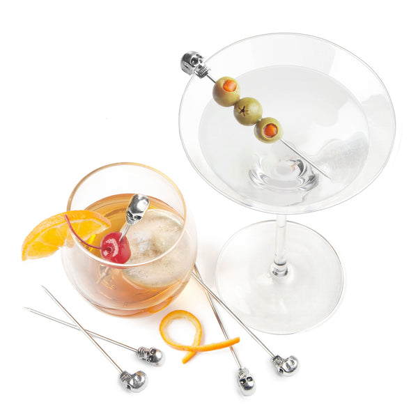 Piques crâne Brain Freeze Final Touch garnies de fruits et d’olives dans des cocktails.