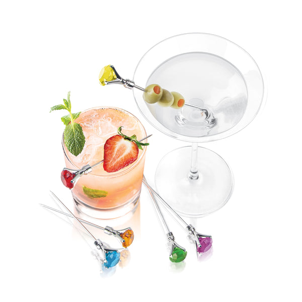 Piques diamant multicolores Final Touch garnissant deux cocktails aux fruits et aux olives.