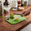 Découpe d’une lime sur la planche antidérapante Final Touch avec le couteau en céramique.