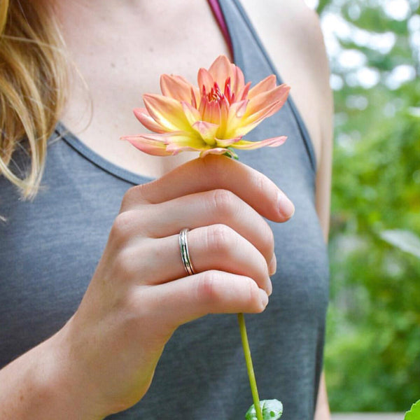 Bague de méditation Prana – MeditationRings – portée au doigt – argent