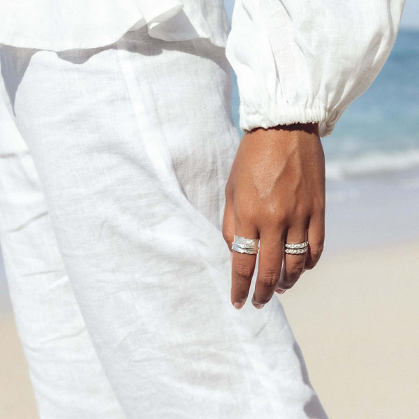 Bague de méditation Terra – MeditationRings – portée au doigt
