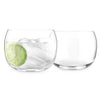 Deux verres à cocktail Revolve Final Touch, dont un contenant une boisson et une tranche de lime.